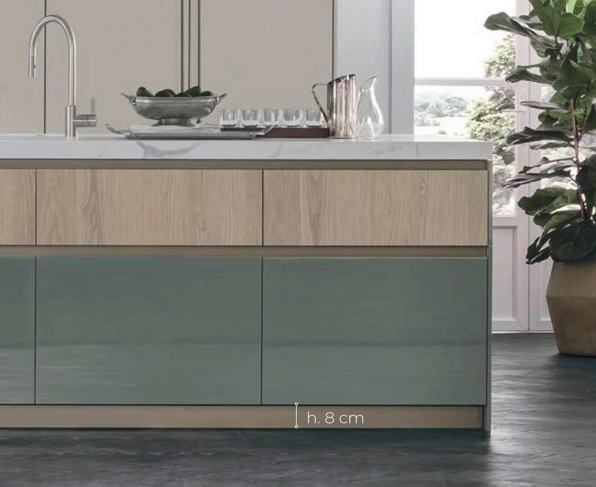 8-cm high plinth and handles