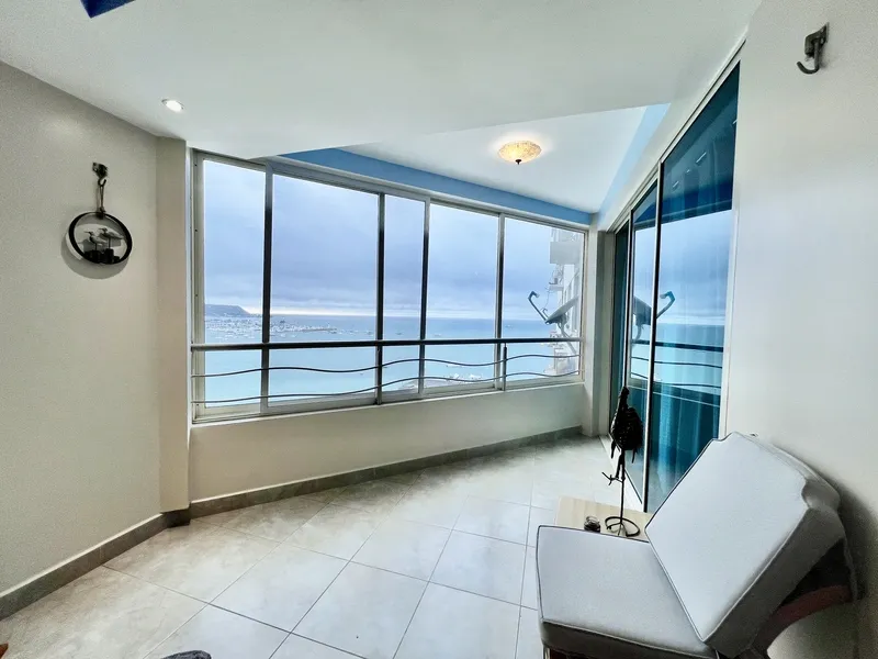 Unique Oceanfront Studio with Pool, Parking & Laundry — photo 4