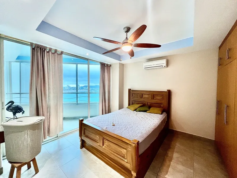 Unique Oceanfront Studio with Pool, Parking & Laundry — photo 7