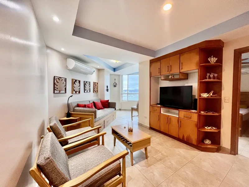 Unique Oceanfront Studio with Pool, Parking & Laundry — photo 11