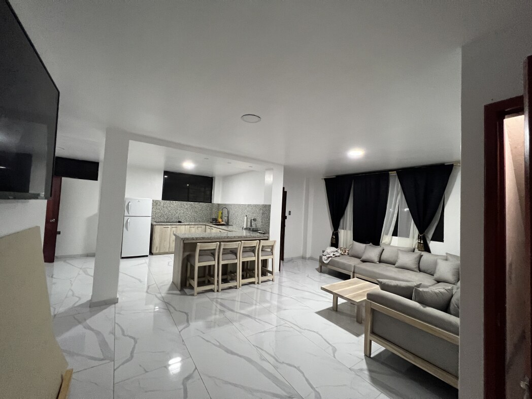 CENTRAL SALINAS FIRST FLOOR 2 BLOCKS FROM THE SEA